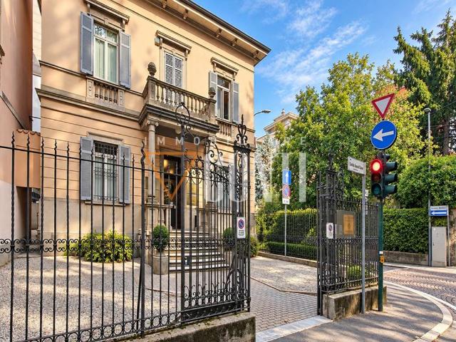 Palazzo / Stabile in vendita a Varese VA