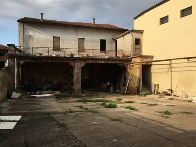 Palazzo / Stabile in vendita a Verolanuova BS