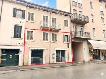 Palazzo / Stabile in vendita a Verona VR