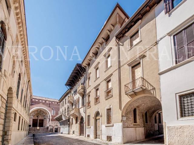 Palazzo / Stabile in vendita a Verona VR