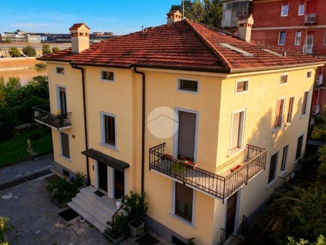 Palazzo / Stabile in vendita a Verona VR