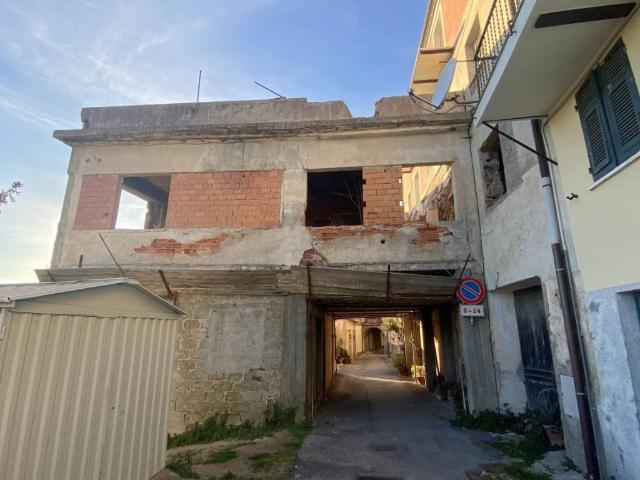 Palazzo / Stabile in vendita a Vezzi Portio SV