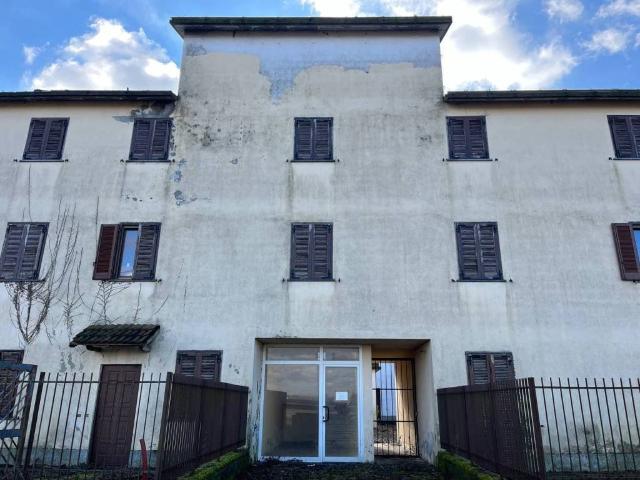 Palazzo / Stabile in vendita a Vicolungo NO