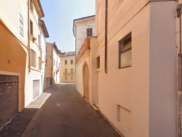 Palazzo / Stabile in vendita a Vicenza VI