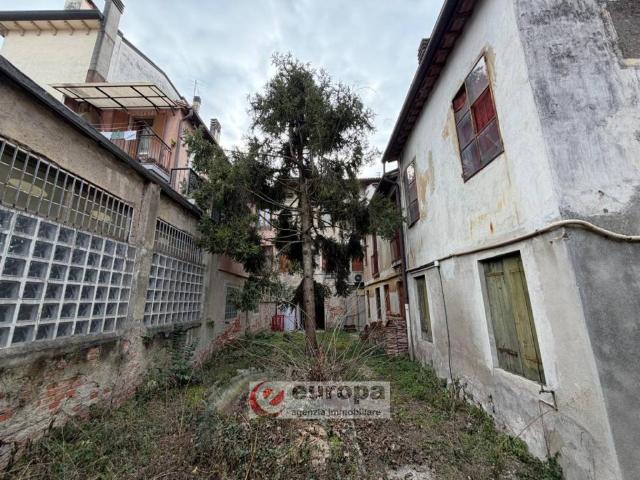 Palazzo / Stabile in vendita a Vicenza VI