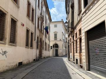 Palazzo / Stabile in vendita a Vicenza VI