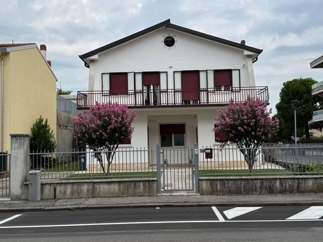Palazzo / Stabile in vendita a Zevio VR