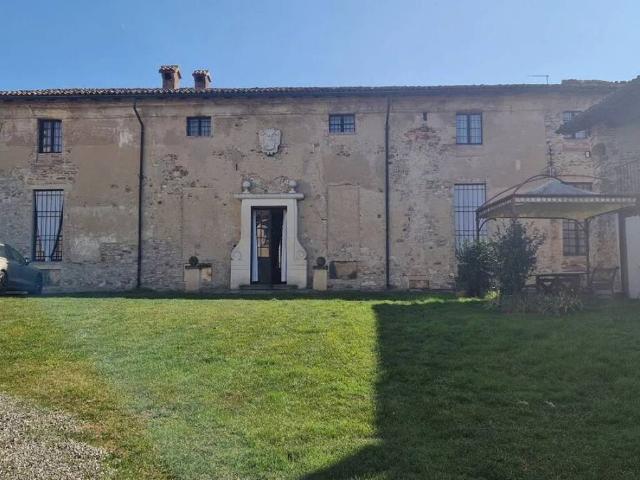 Palazzo / Stabile in vendita a Ziano Piacentino PC