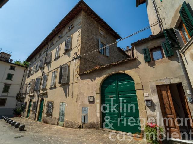 Palazzo storico del XVIII secolo con giardino, situato nel c. 1100m² Castel San Niccolò