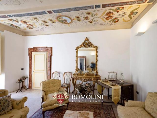 Palazzo Signorile Affrescato In Vendita Nel Centro Storico D. 474m² Spello