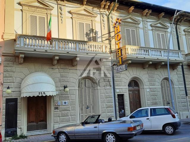 Palazzo via carrara 23 28 vani 780mq