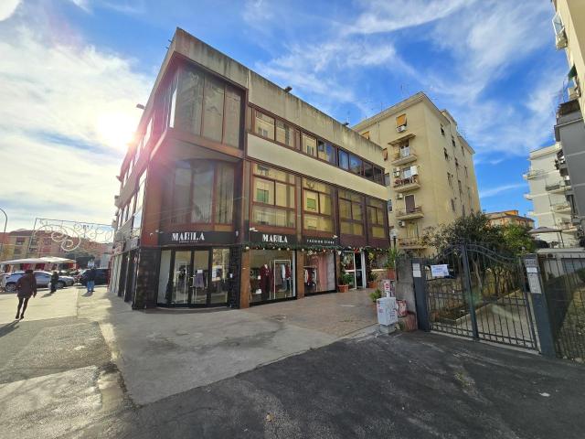 Palazzo Via degli Abeti 29 30 vani 820mq