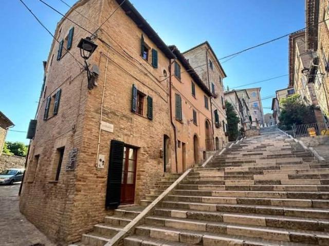 Palazzo Via La Piaggia 20 5 vani 100mq