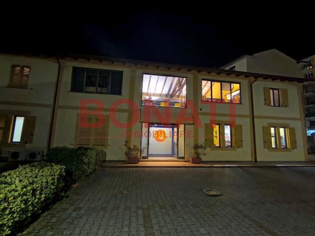 Palazzo Via Leopardi 5 26 15 vani 400mq
