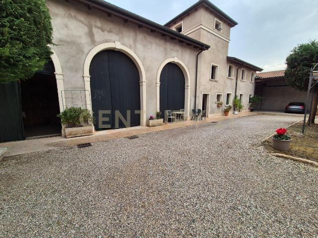 Palazzo Via Sasse snc 15 vani 315mq