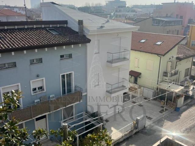 Palazzo Viale Cesare Nicolini 15 30 vani 1000mq