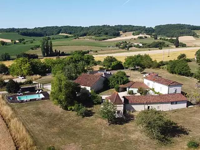 Palluaud 16390 Achat / Vente maison 11 pièces t11 au dernier étage piscine