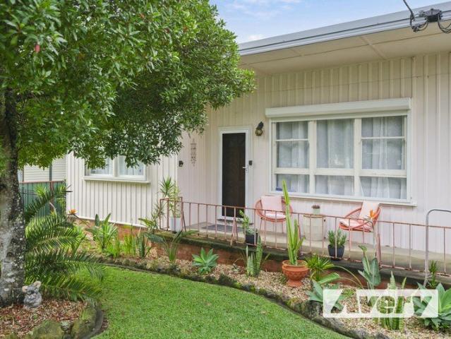 Palm Springs Inspired Charm In Quiet Convenient Setting