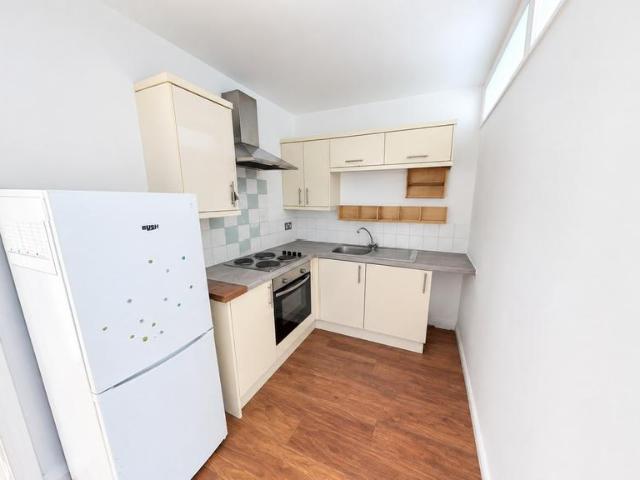 Palmeira avenue, Hove, BN3 2 bed flat to rent £1,550 pcm £358 pw
