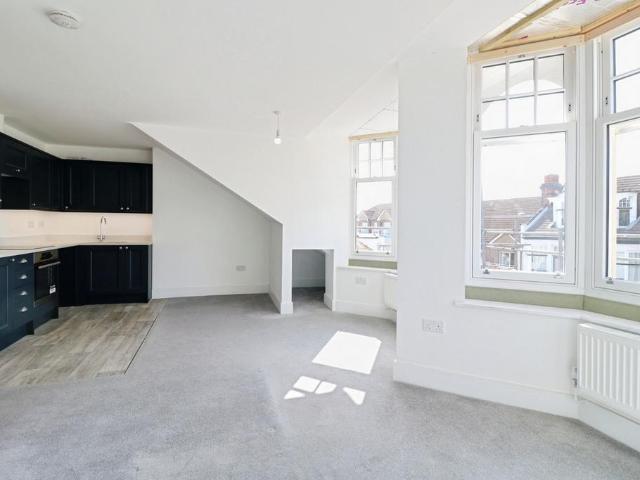 Palmeira Avenue, Westcliff on sea, SS0 2 bed apartment to rent £1,275 pcm £294 pw