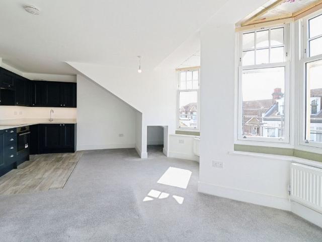 Palmeira Avenue, Westcliff On Sea SS0, 2 bed flat to rent, £1,275 pcm | PrimeLocation