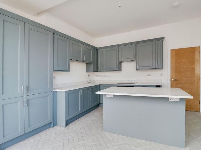 Palmeira Avenue, Westcliff On Sea SS0, 2 bed flat to rent, £1,600 pcm | PrimeLocation