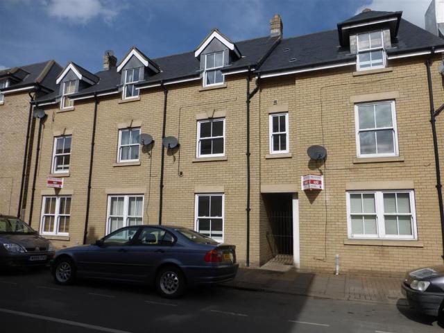 Palmer Close, HUNTINGDON, PE26 3 bed townhouse to rent £1,000 pcm £231 pw