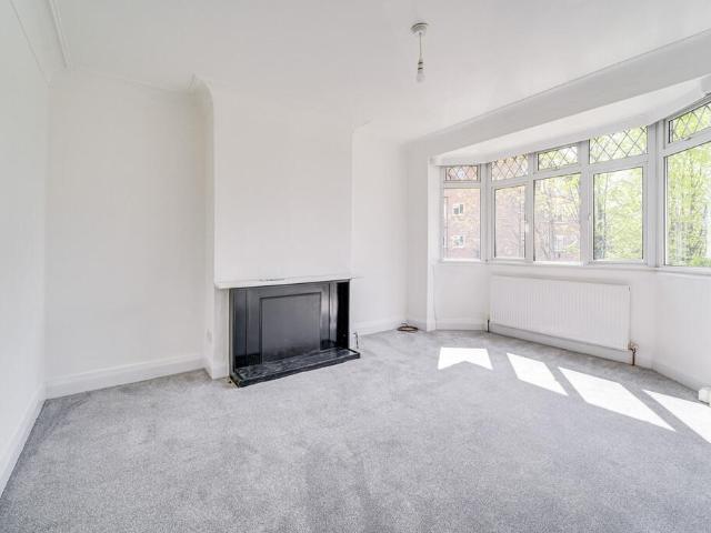 Palmerston Road, Bounds Green, London 2 bed apartment to rent £1,850 pcm £427 pw