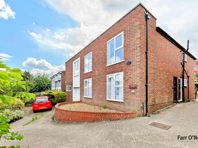 Palmerston Road, Buckhurst Hill, IG9 2 bed apartment to rent £1,830 pcm £422 pw