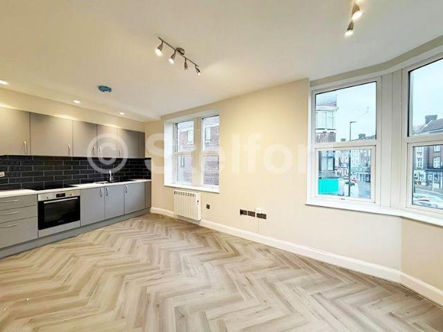 Palmerston Road, Harrow HA3 2 bed flat to rent £1,750 pcm £404 pw