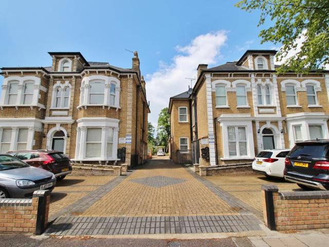 Palmerston Road, Wood Green N22 8QX 3 bed flat to rent £2,800 pcm £646 pw
