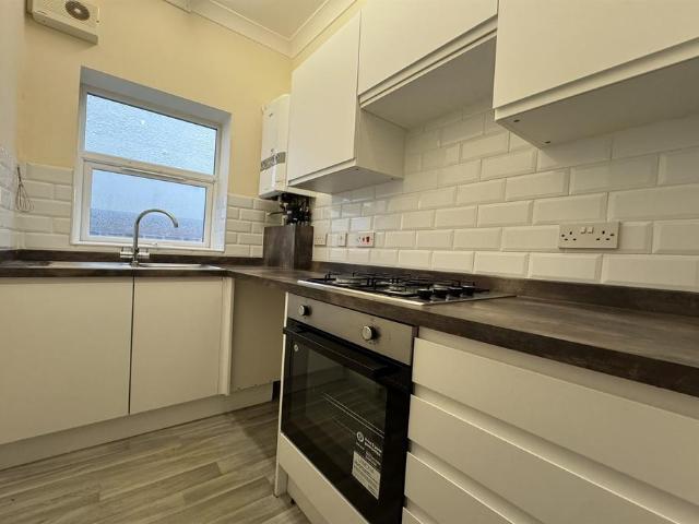 Palmerston Road, Westcliff on Sea 1 bed flat to rent £900 pcm £208 pw
