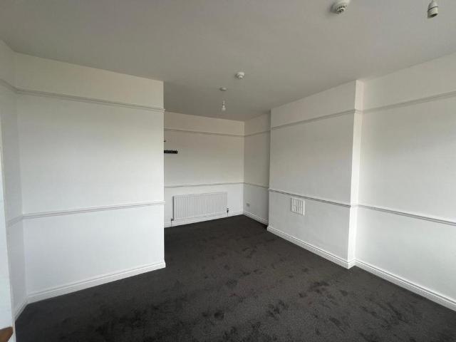 Palmerston Road, Westcliff on Sea SS0 1 bed bedsit to rent £559 pcm £129 pw