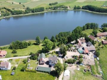 Dom nad jeziorem z 5 sypialniami i własną linią brzegową