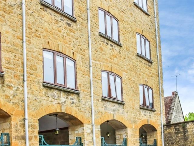 Part Furnished 1 Bed Upper Floor Flat/Apartment