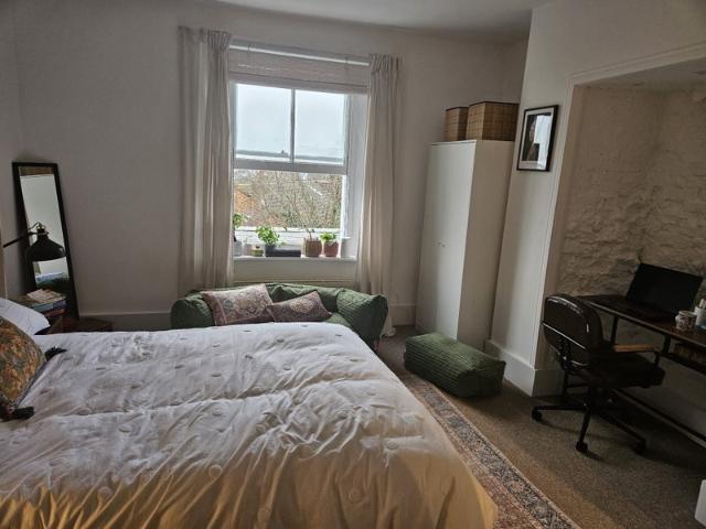 Part Furnished Studio close to station & shops!