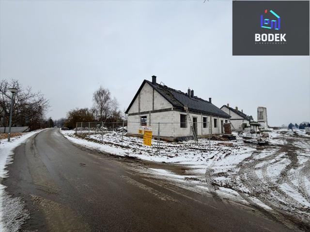 Parterowy dom bliźniak z nowoczesnym wykończeniem, 4 pokoje