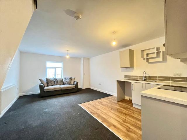 Partington Lane, Swinton, Manchester M27, 2 bed flat to rent, £950 pcm | PrimeLocation