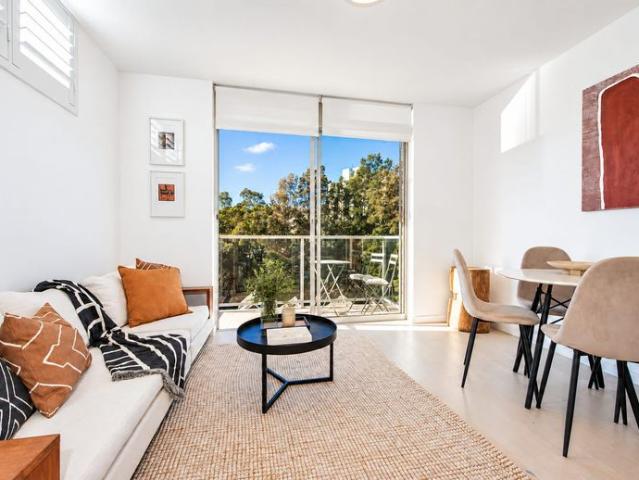 PARTIALLY FURNISHED, NEWLY RENOVATED APARTMENT WITH NORTH EAST LIGHT!