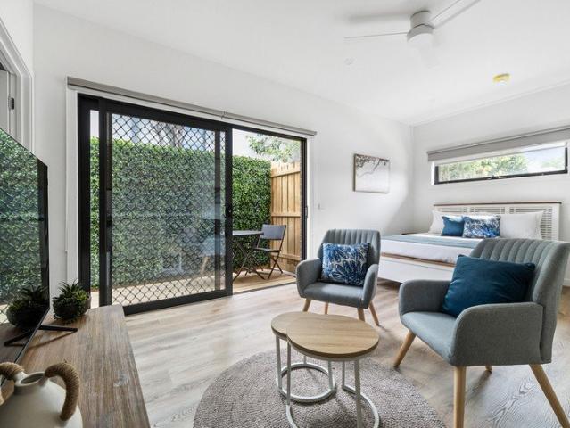 Partially Furnished * Wi FI Included! 550 Mtrs to Frankston Hospital ~ Walk to Shops, Trains Private Meals and Ensuite