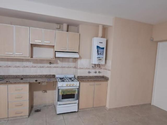 Particular Alquila. Depto. En Complejo Privado, Planta Baja, 2 Dormitorios, Patio Cerrado, Cochera