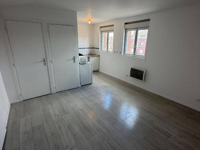 PARTICULIER LOUE APPARTEMENT TROIS CHAMBRES PLACE DE LA MAIRIE À COURRIERES