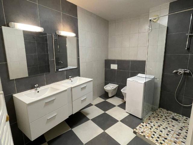 Particulier propose à la Location deux pièces climatisé, plus garage, fermé avec porte basculante, 1078. Charges comprises
