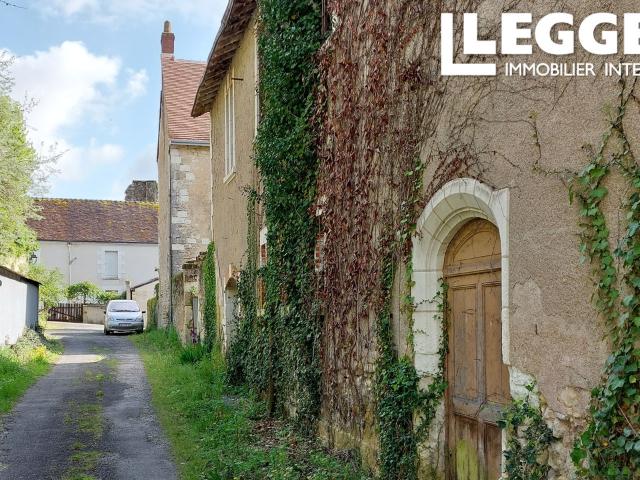 Partie d'une ancienne laiterie divisible en maisons ou appartements. Villeloin Coulangé
