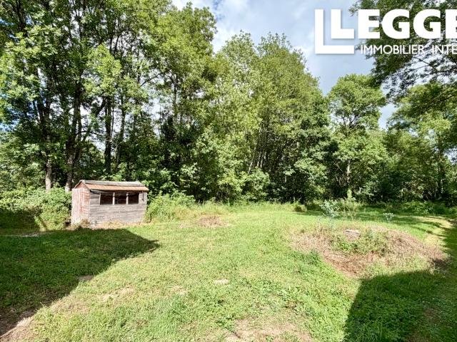 Partiellement habitable maison de 2 chambres avec grange attenante et joli jardin, près de Rochechouart