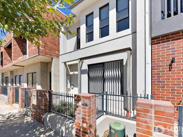 Partly furnished executive townhouse
