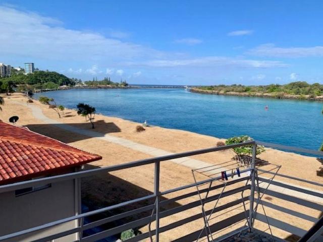 PARTLY FURNISHED RENOVATED RIVERSIDE BEAUTY Top floor apartment
