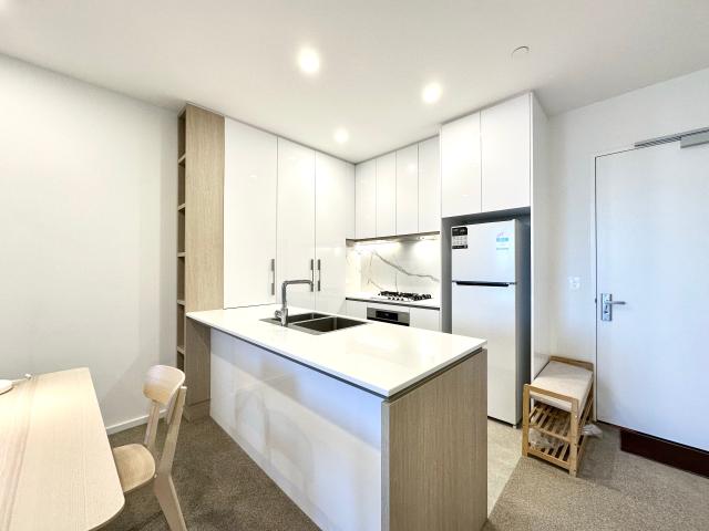 PARTLY FURNISHED SPACIOUS ONE BEDROOM APARTMENT LOCATED IN FOCUS SOUTHBANK!