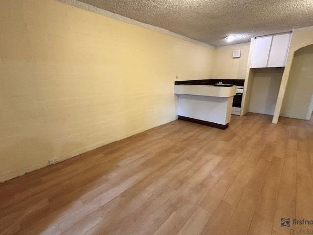 Partly renovated apartment in amazing location HOME OPEN SATURDAY 12 SEPTEMBER AT 10.45AM SHARP!