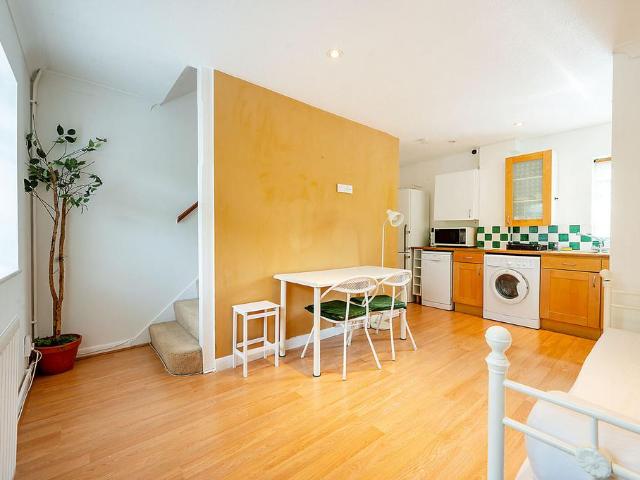 Partridge Road, Hampton, TW12 1 bed terraced house to rent £1,495 pcm £345 pw